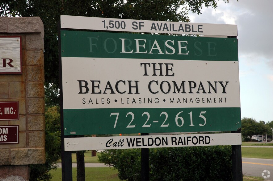 More Photos Of 612 Johnnie Dodds Blvd, Mount Pleasant Light Distribution For Lease