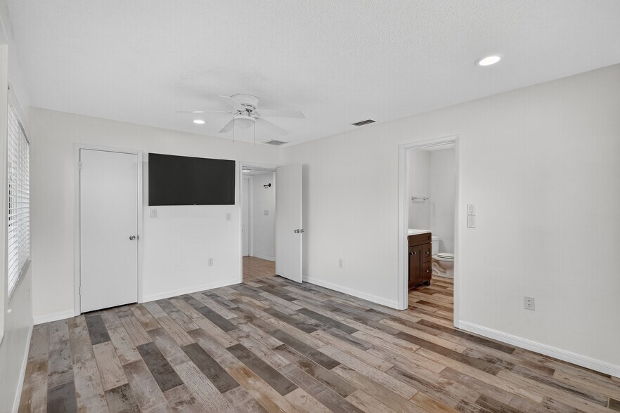 More Photos Of 1884 Southpointe Dr, Sarasota Apartments For Sale