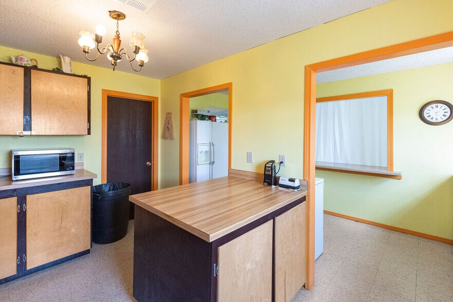 More Photos Of 58225 US-60, Fairland General Retail For Sale
