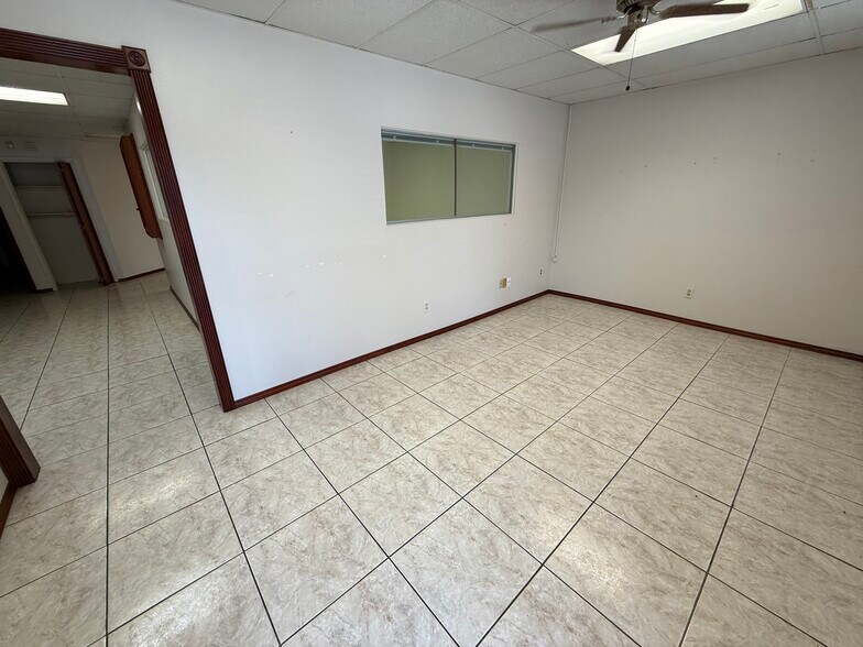 More Photos Of 6910 Bellaire Blvd, Houston Office Residential For Lease