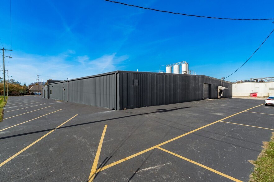 More Photos Of 2300 Marilyn Ln, Columbus Light Distribution For Lease