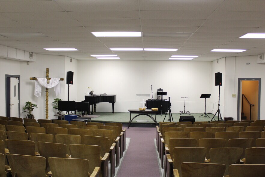 More Photos Of 1519 Circle Park Blvd, Fort Worth Religious Facility For Sale