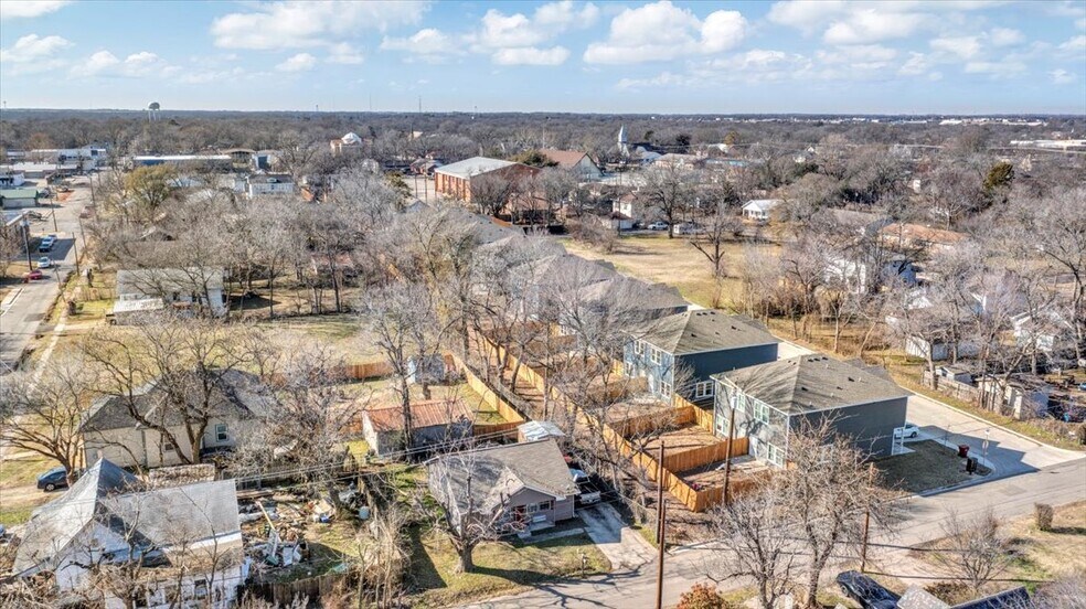 More Photos Of 400-414 E 7th St, Bonham Apartments For Sale