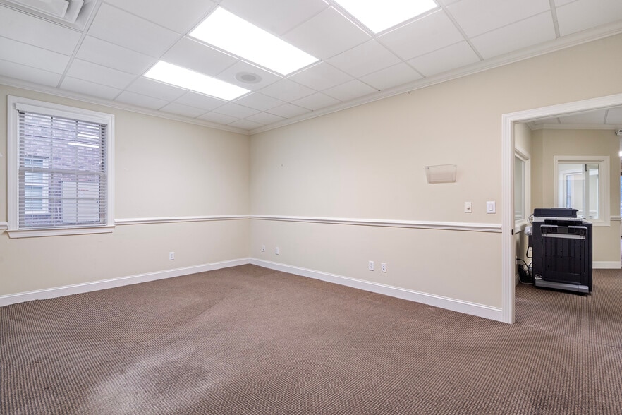 More Photos Of 1905 Woodstock Rd, Roswell Office For Sale