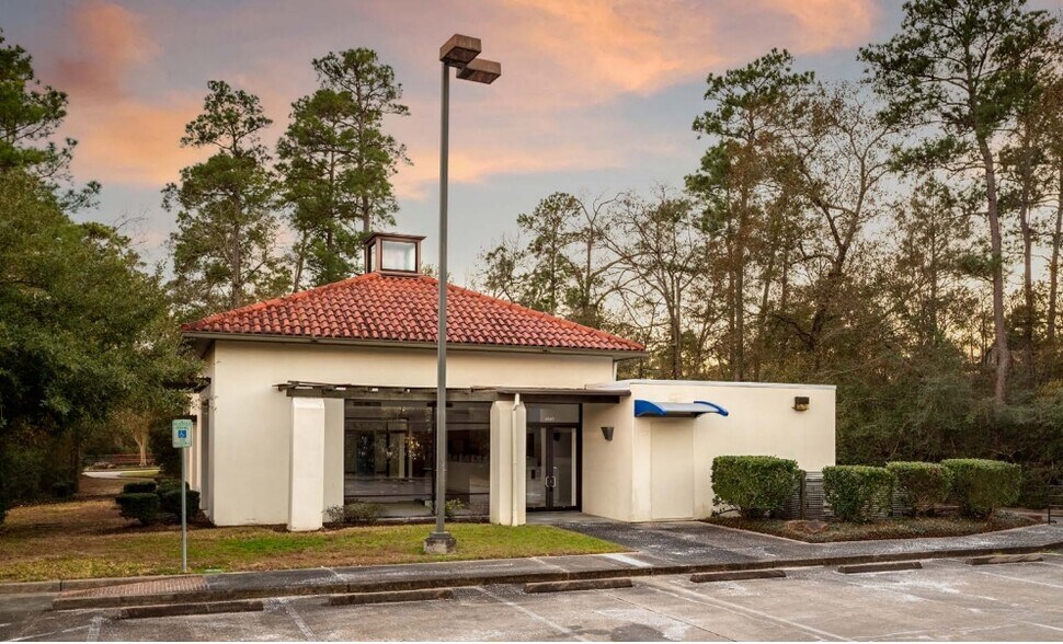 Primary Photo Of 4640 Woodlands Pky, The Woodlands Bank For Lease