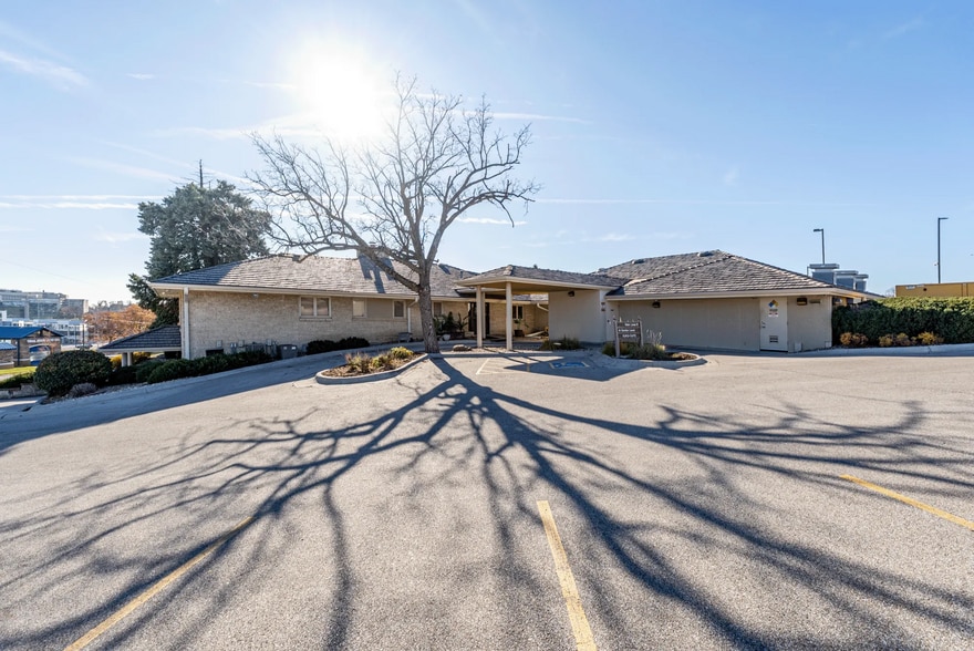 More Photos Of 8900 W Dodge Rd, Omaha Medical For Lease