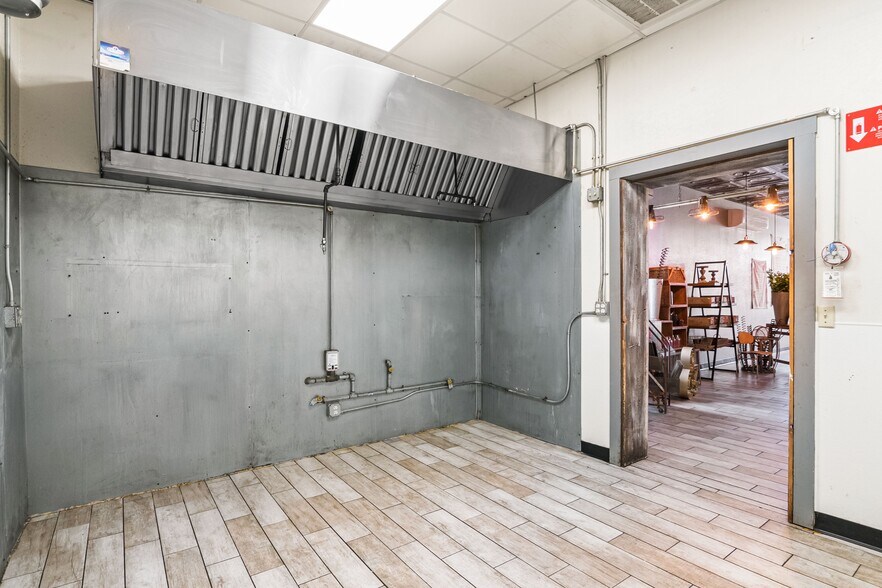 More Photos Of 702 Front St, Comfort Freestanding For Sale