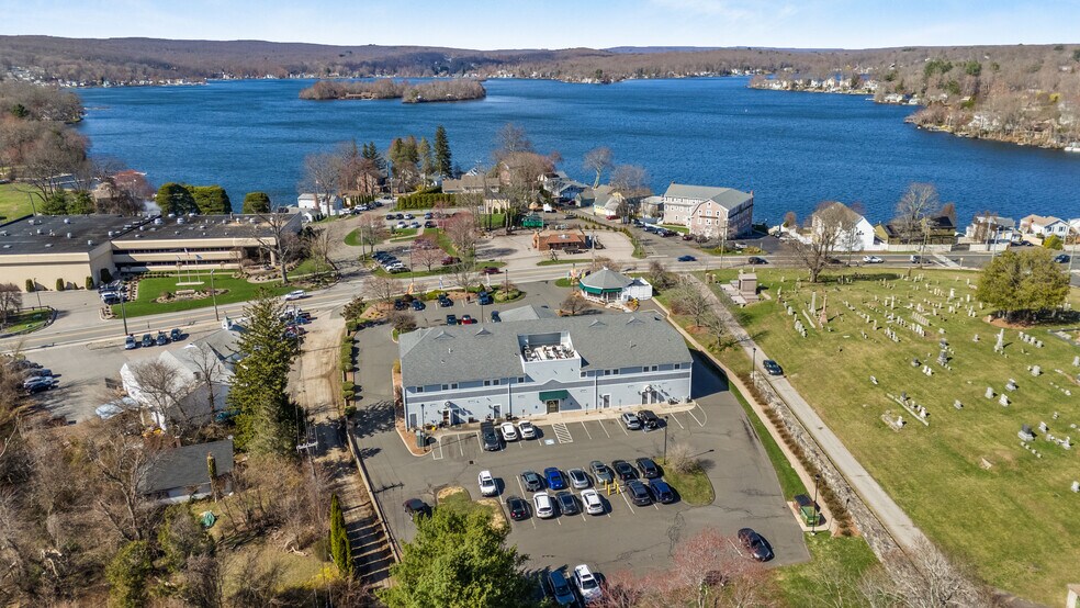 More Photos Of 42 E High St, East Hampton Storefront Retail Office For Lease