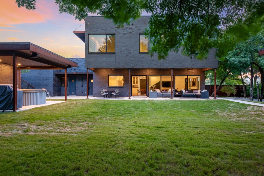 More Photos Of 4798 Iberia Ave, Dallas Office For Sale