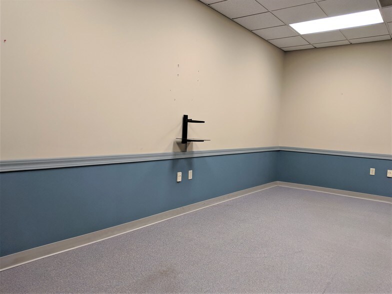 More Photos Of 901 W Main St, El Paso Office For Sale