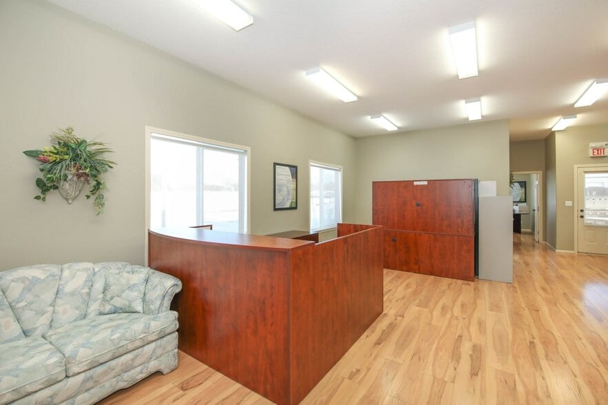 More Photos Of 5209 49A Ave, Bentley Office For Sale