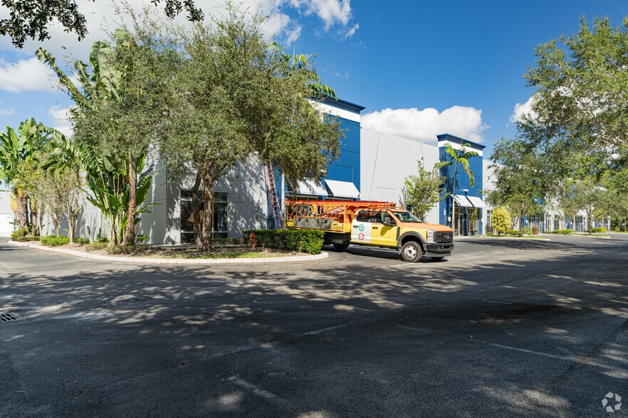 More Photos Of 14924 Corporate Rd S, Jupiter Manufacturing For Lease