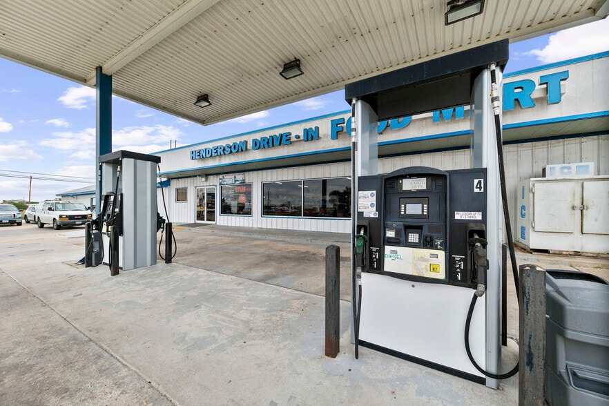 More Photos Of 103 Henderson St, Palacios Convenience Store For Sale