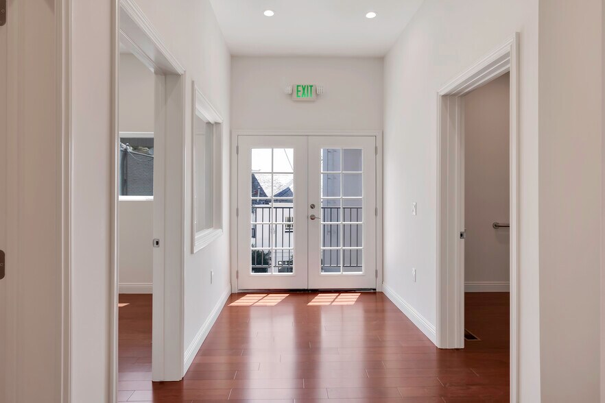 More Photos Of 1112 N Sherbourne Dr, West Hollywood Loft Creative Space For Lease