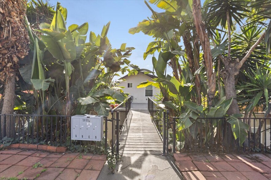 More Photos Of 2033 Garnet Ave, San Diego Apartments For Sale