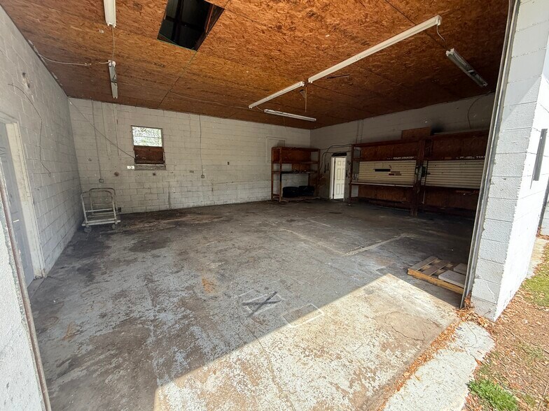 More Photos Of 850500 Us-17, Yulee Auto Repair For Lease