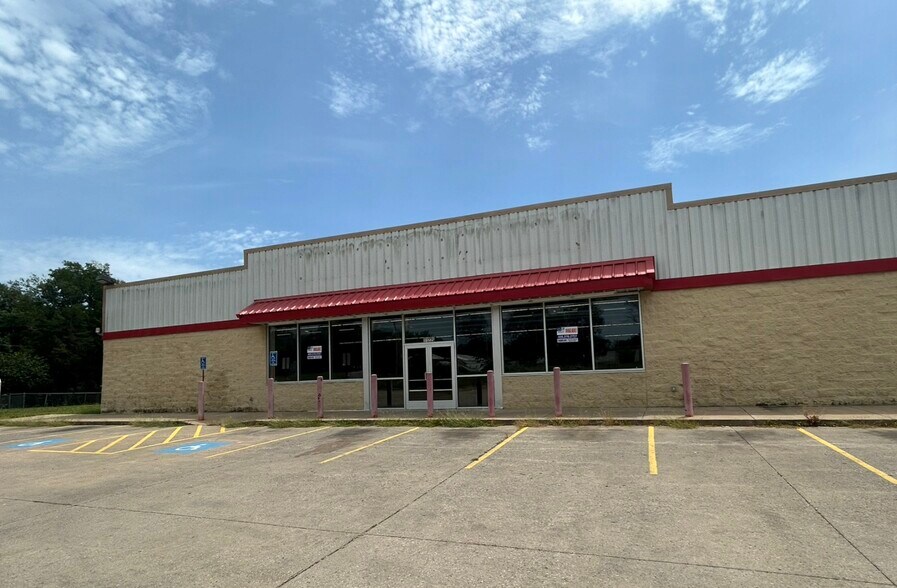 More Photos Of 1105 E Tulsa Ave, Kansas Freestanding For Lease