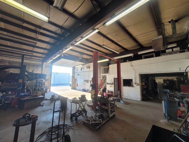 More Photos Of 9947 Express Dr, Highland Warehouse For Lease