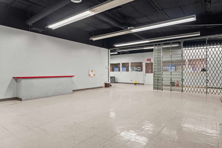 More Photos Of 3401 NNE Loop 323, Tyler Light Distribution For Sale