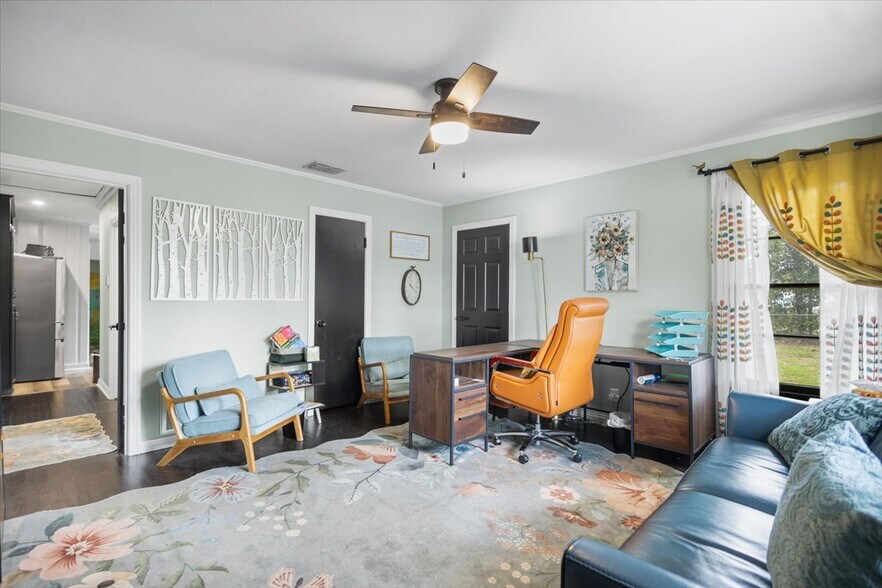 More Photos Of 501 N Main St, Lindale Office For Sale