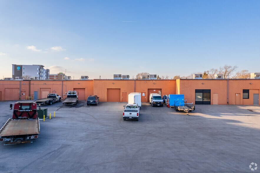 More Photos Of 20711 W Watertown Rd, Waukesha Showroom For Lease