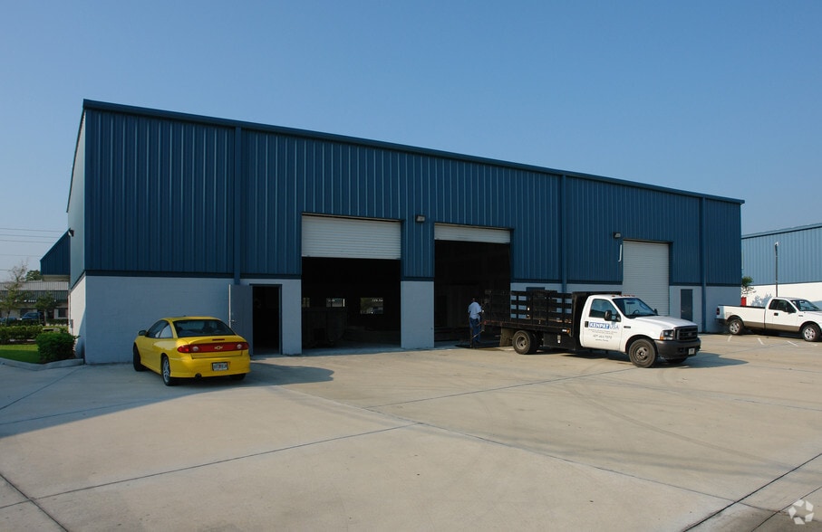 More Photos Of 3930-3950 Saint Johns Pky, Sanford Flex For Lease