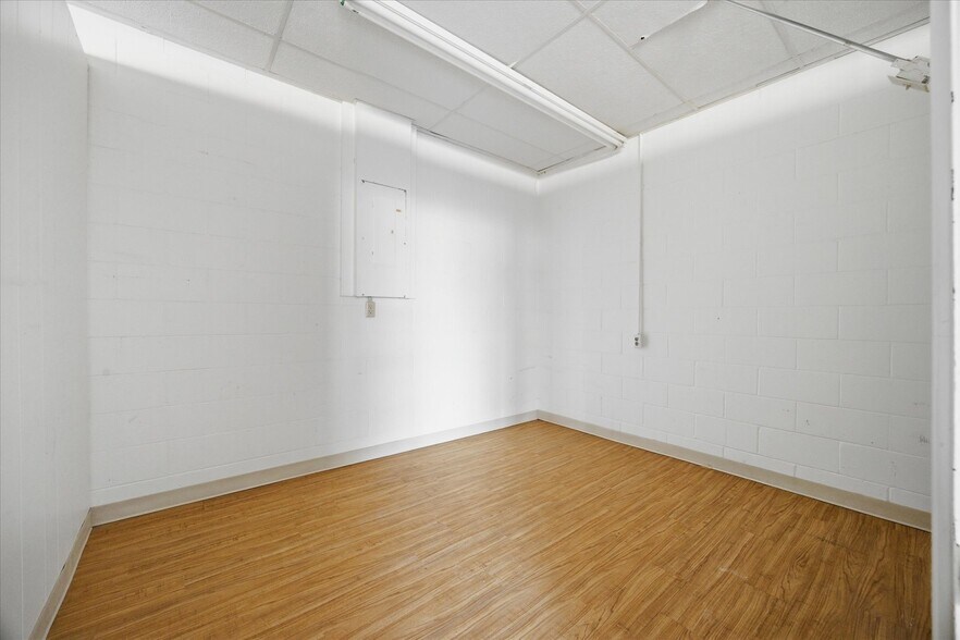 More Photos Of 2108 Monroe St, Commerce Showroom For Sale