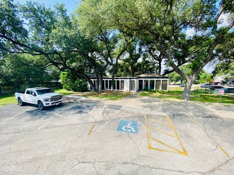 More Photos Of 1176 Business 35, New Braunfels Office For Sale