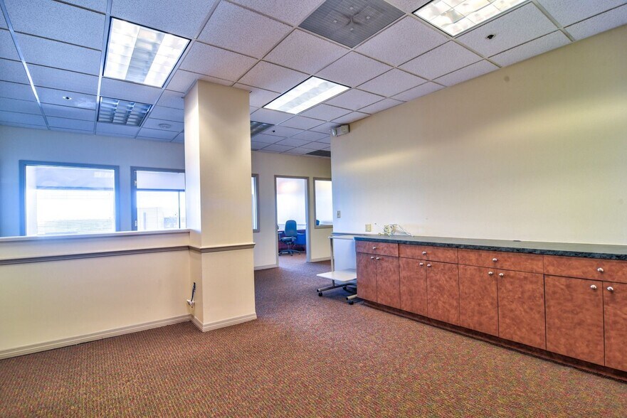 More Photos Of 1150 Cleveland St, Clearwater Office For Lease