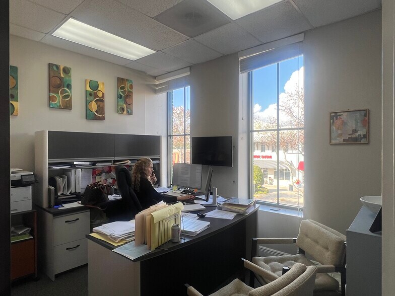 More Photos Of 16540 Pointe Village Dr, Lutz Storefront Retail Office For Lease