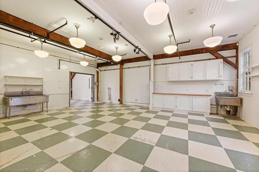 More Photos Of 136 Main St, Amagansett Storefront Retail Office For Lease