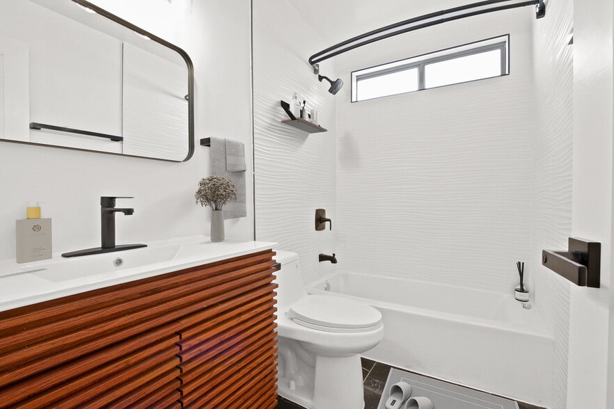 More Photos Of 14110 Yukon Ave, Hawthorne Apartments For Sale