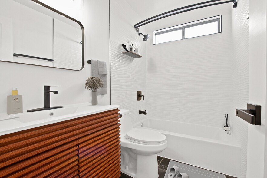 More Photos Of 14110 Yukon Ave, Hawthorne Apartments For Sale