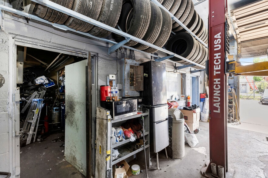 More Photos Of 10200 Whittier, Detroit Auto Repair For Lease