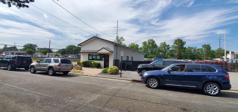 More Photos Of 40 Willis Ave, Syosset Warehouse For Lease