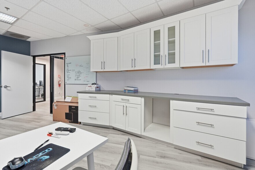 More Photos Of 3401 E Harbour Dr, Phoenix Light Manufacturing For Lease