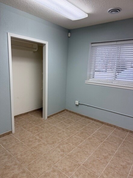 More Photos Of 201 W 4th St, Monticello Freestanding For Lease