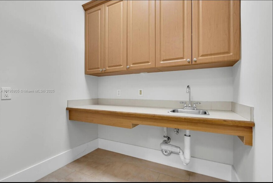 More Photos Of 8145 NW 33rd St, Doral Warehouse For Lease