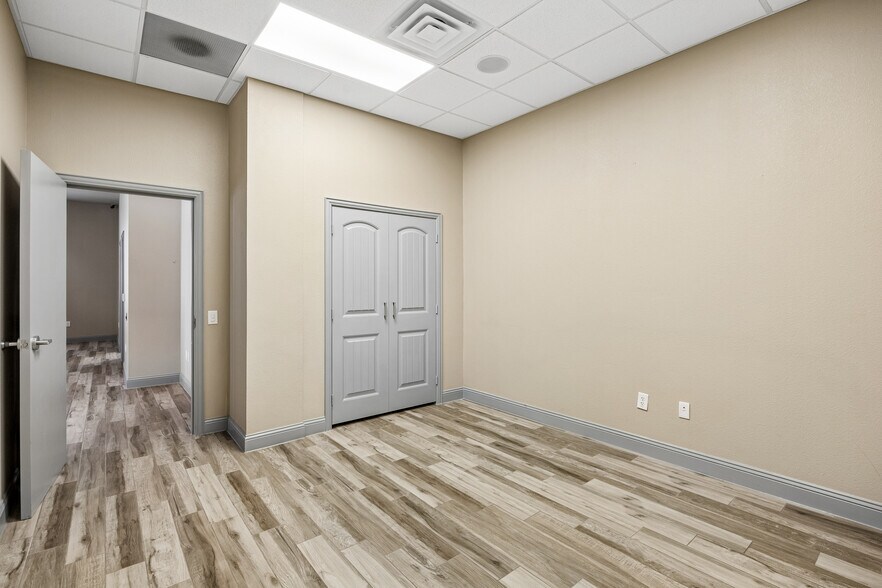 More Photos Of 118 Lynn Ave, Lewisville Office For Sale