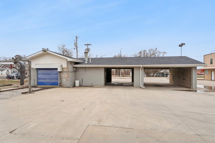 More Photos Of 630 W Elkhorn St, Arlington Freestanding For Sale