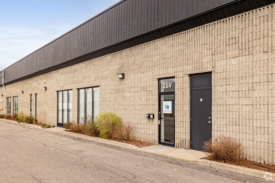 More Photos Of 26 Boul Hymus, Pointe-claire Warehouse For Lease