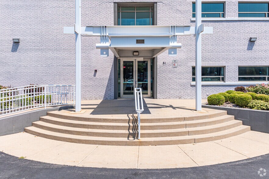 More Photos Of 51 W Jackson St, Joliet Office For Lease