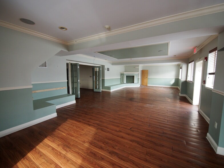 More Photos Of 180 Amity Rd, Woodbridge Freestanding For Lease