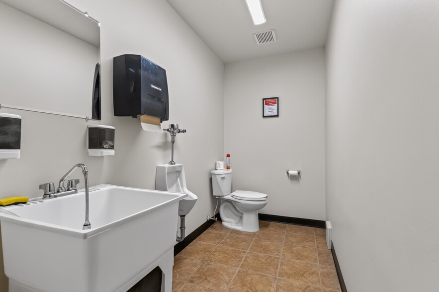 More Photos Of 2081 Piper Ln, London Industrial For Lease