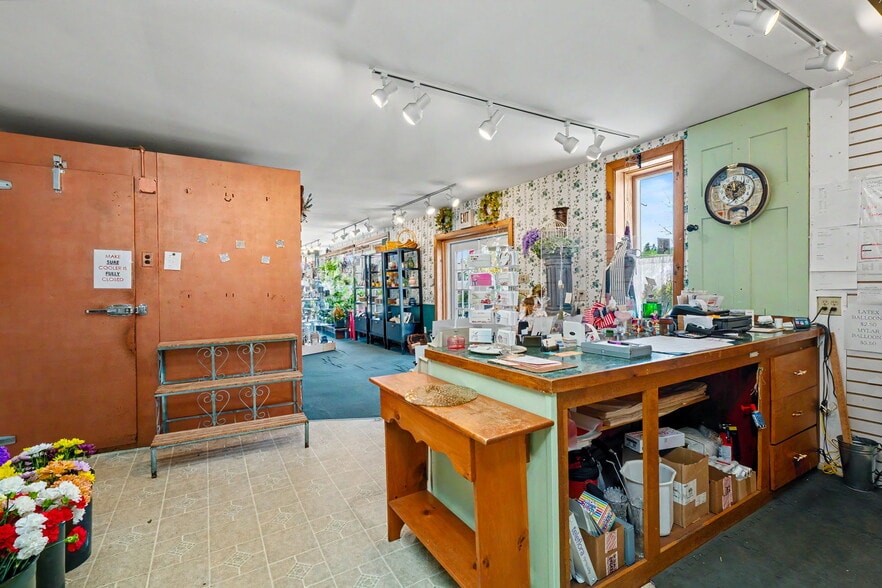 More Photos Of 11 Turnpike Rd, Jaffrey Freestanding For Sale