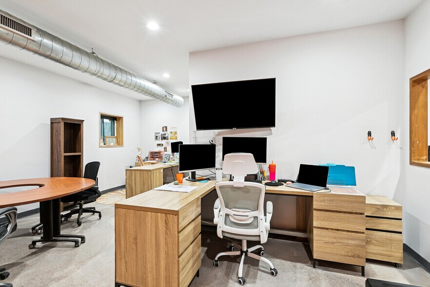 More Photos Of 326 Almedia Rd, Saint Rose Warehouse For Lease