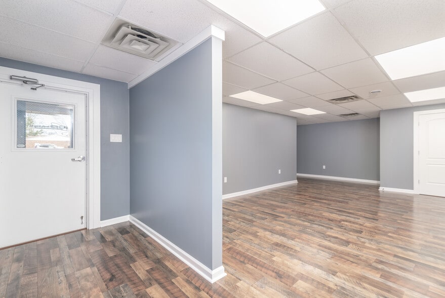 More Photos Of 238 Moon Clinton Rd, Coraopolis General Retail For Lease