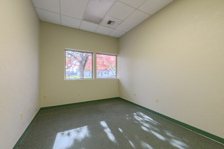More Photos Of 3200 NE Rivergate St, Mcminnville Service For Sale