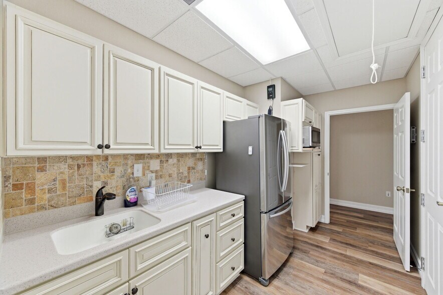 More Photos Of 11373 Country Way Blvd, Tampa Medical For Sale