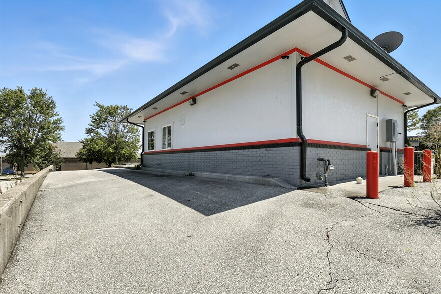 More Photos Of 700 N Country Ave, Kearney Restaurant For Sale